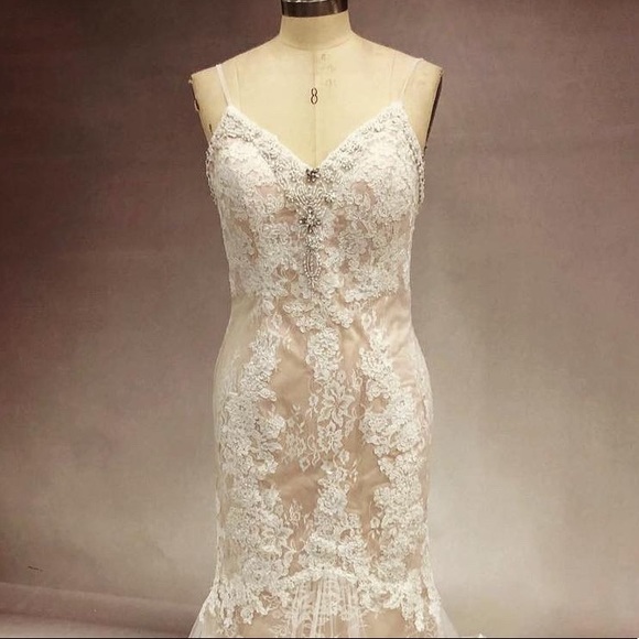 Wedding gown. Ivory colour. One if a kind. - Picture 2 of 3
